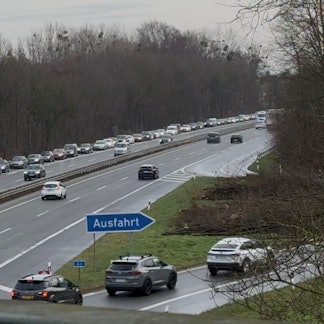 Zu sehen ist eine Autobahn, auf der sich auf einer Spur der Verkehr staut.