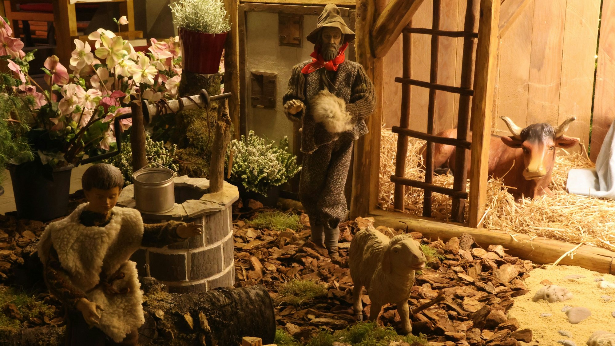 Viel Baumrinde ziert die rustikale, aber detailreiche und durchaus geheimnisvolle Krippe von St. Elisabeth in Gummersbach-Derschlag, Heerstraße 6.