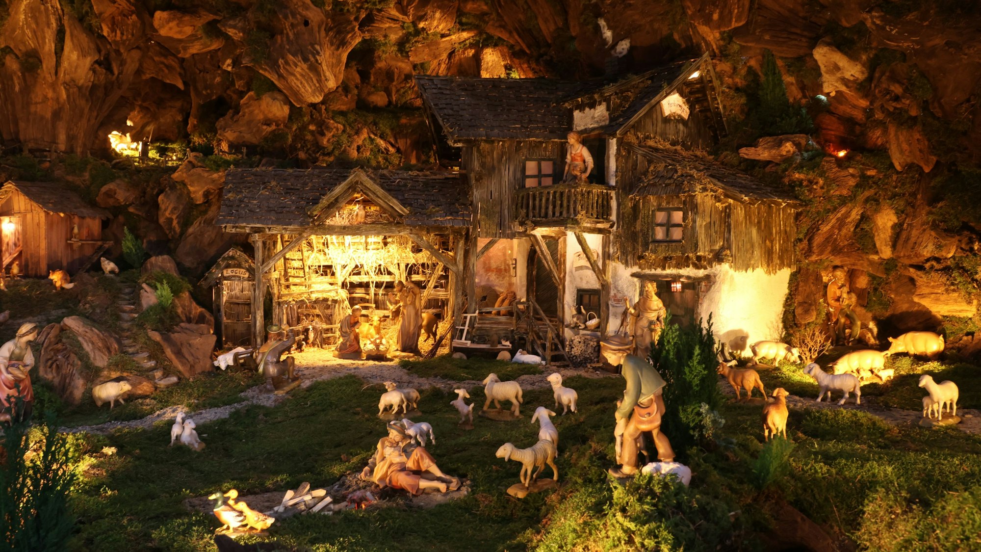 Genau hinzuschauen lohnt sich: Wie ein Wimmelbild wirkt die Krippenlandschaft von St. Sebastianus in Friesenhagen (Landkreis Altenkirchen), Klosterstraße 1. Etwa 1000 Wurzeln sind für diesen aufwendigen Bau verwendet worden.