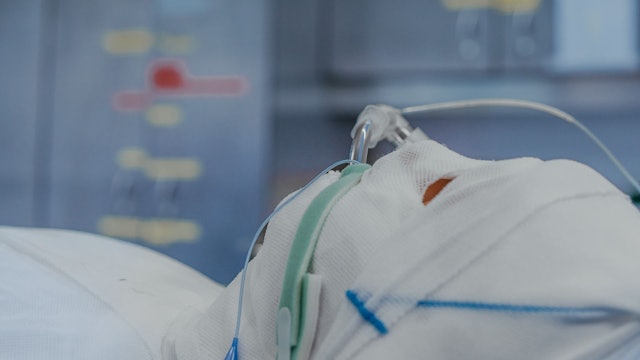 Oft sind schwerstverbrannte Patientinnen und Patienten an viele Stellen mit Wundverbänden bedeckt. Die Verbandswechsel können laut Prof. Dr. Paul Fuchs bis zu drei Stunden dauern.