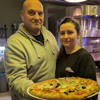 Pizza frisch aus dem Ofen gibt es in der Trattoria von Carolina Darella und Jörn Salewski.