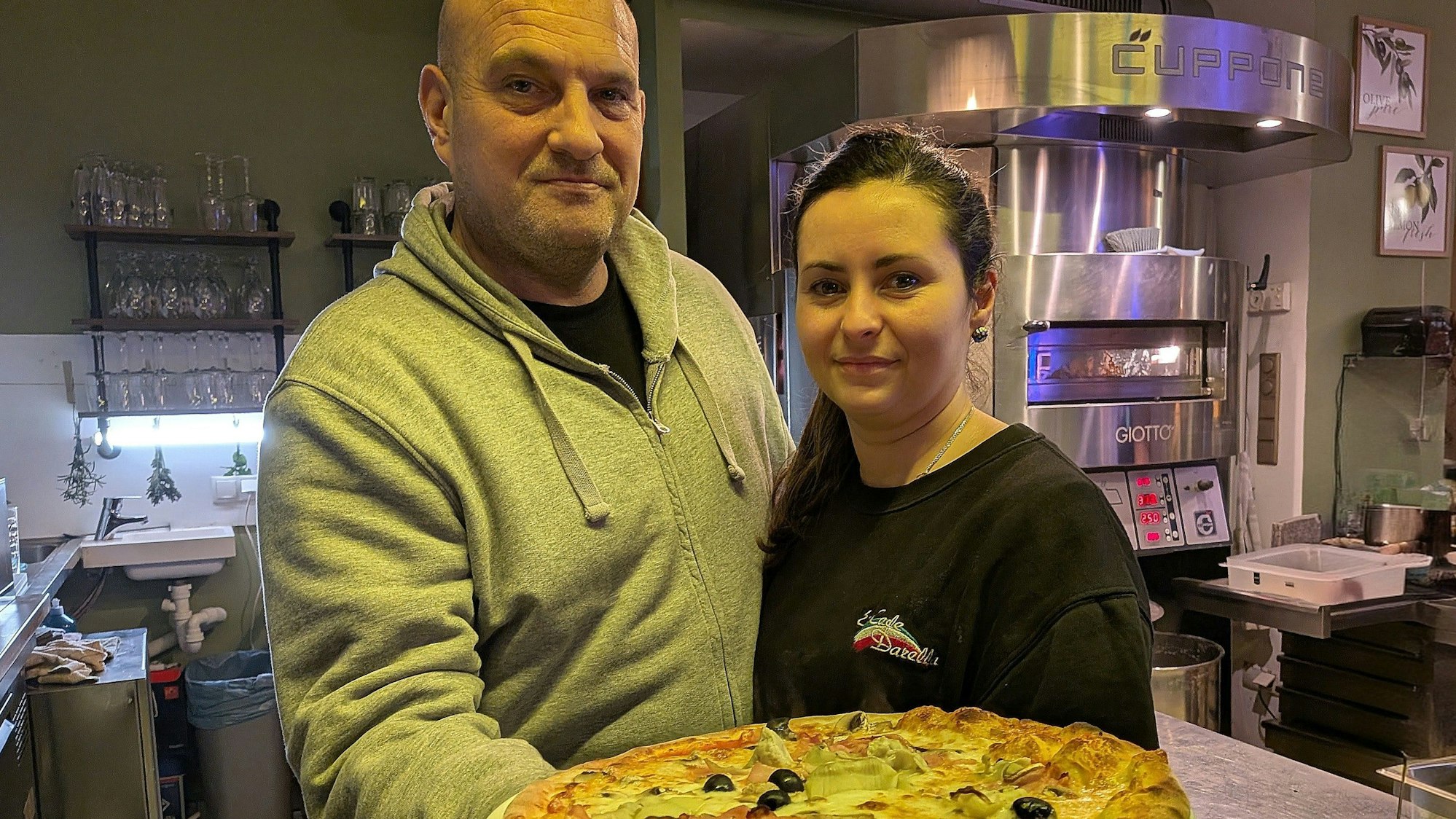 Pizza frisch aus dem Ofen gibt es in der Trattoria von Carolina Darella und Jörn Salewski.