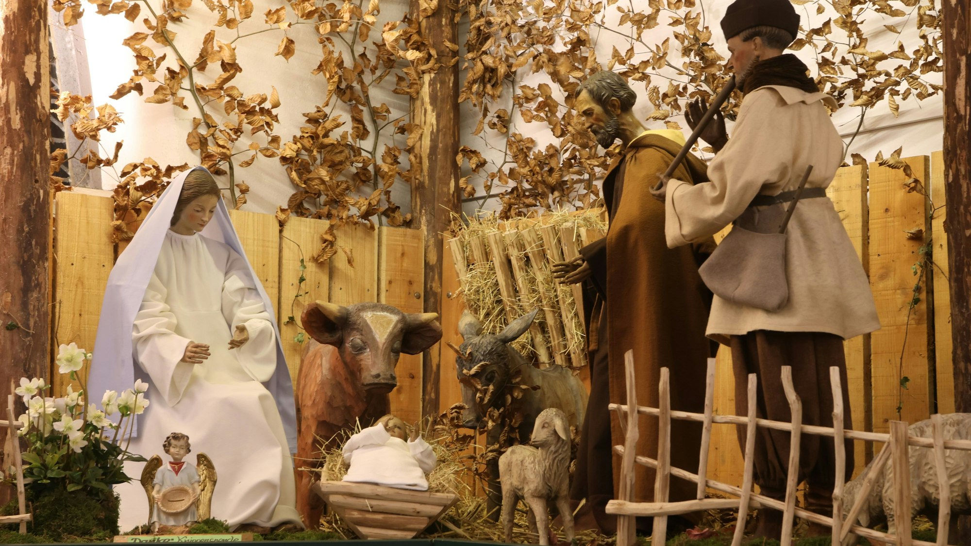 Die Künstlerin Lita Mertens aus dem Kölner Stadtbezirk Rath/Heumar schuf um das Jahr 1960 diese Krippenfiguren, die in der Kirche St. Apollinaris in der Lindlarer Ortschaft Frielingsdorf, Jan-Wellem-Straße 20, auf Betrachterinnen und Betrachter warten.