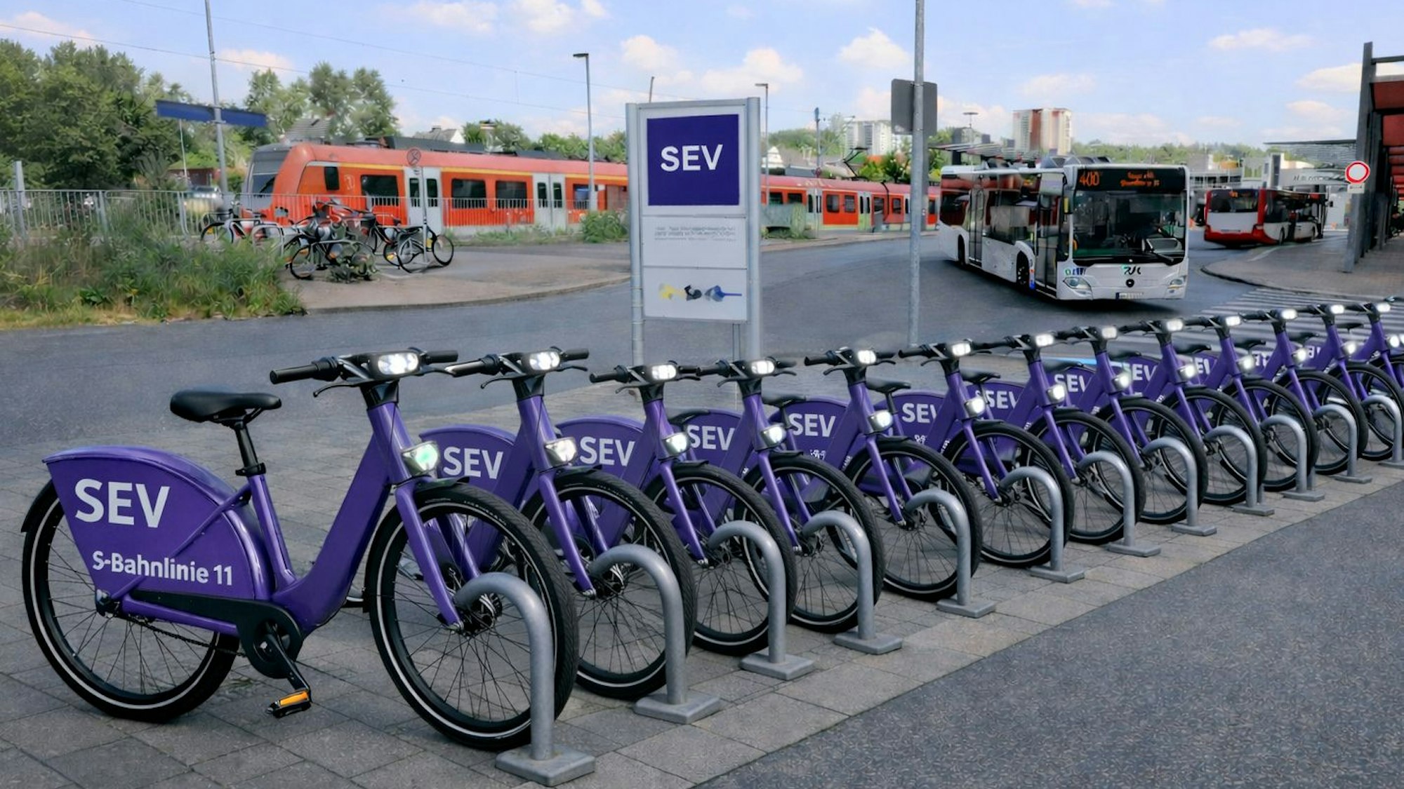 Fahrräder mit violetter Lackierung und der Aufschrift „SEV S-Bahnlinie 11“ stehen vor dem Bergisch Gladbacher S-Bahnhof.