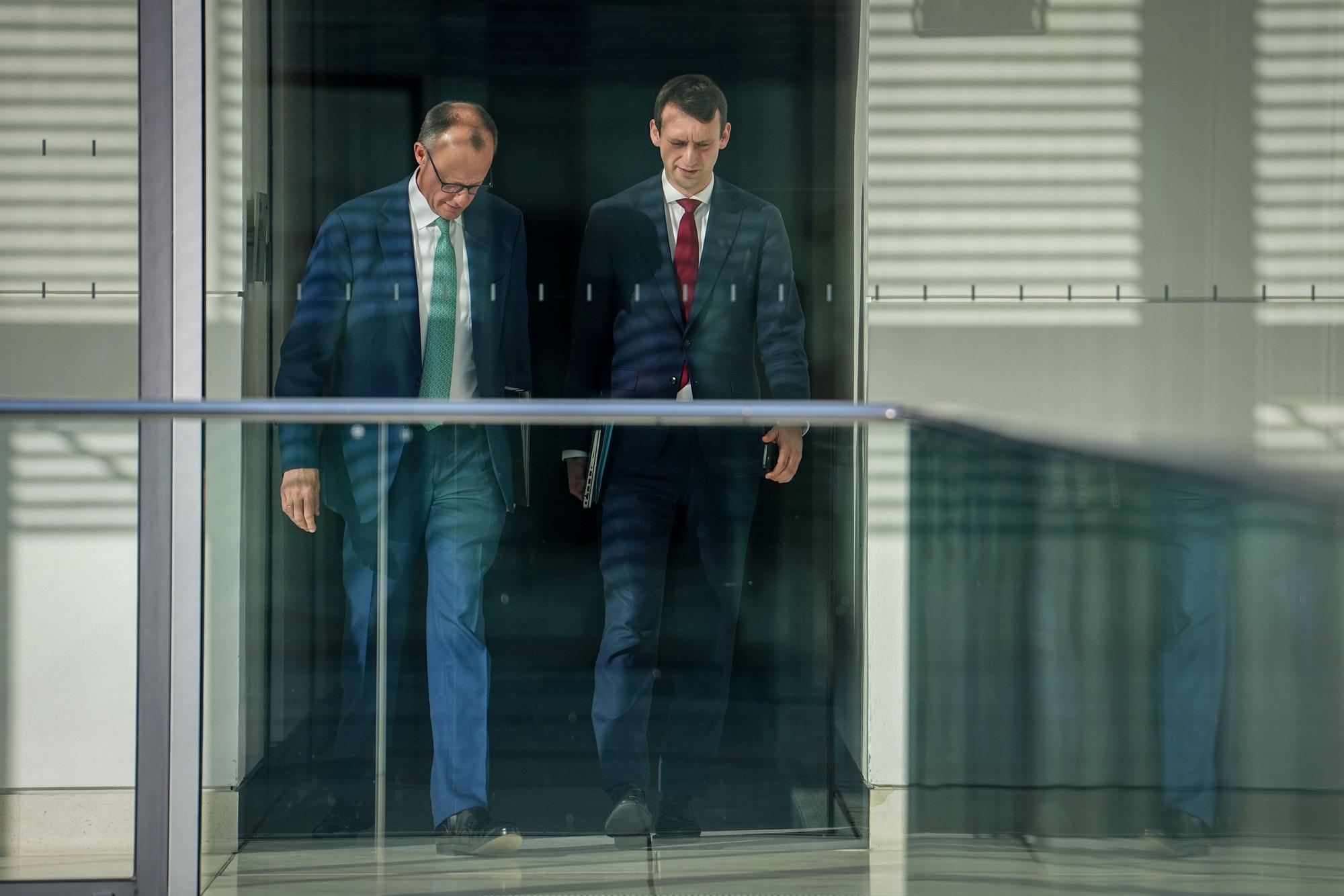 Das Bild zeigt den damaligen Kanzlerkandidaten Friedrich Merz und Jacob Schrot, Büroleiter von Merz.Foto: Kay Nietfeld/dpa