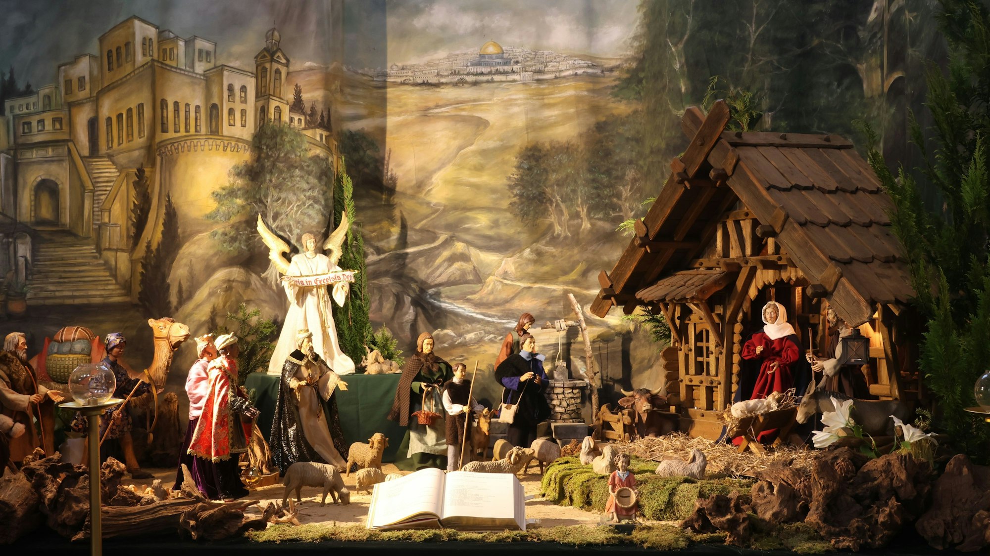 Detailreich gestaltet ist nicht nur die Krippe in der Waldbröler Pfarrkirche St. Michael an der Inselstraße – der Hintergrund ist es ebenfalls.