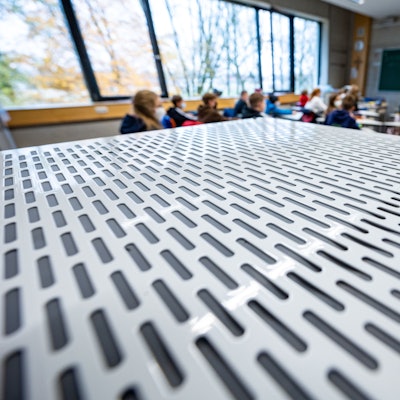 Ein Luftfiltergerät steht in einem Klassenzimmer.