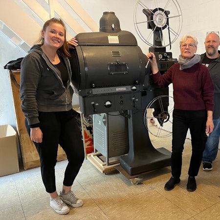 Das Foto zeigt Menschen bei einem Kino-Projektor.