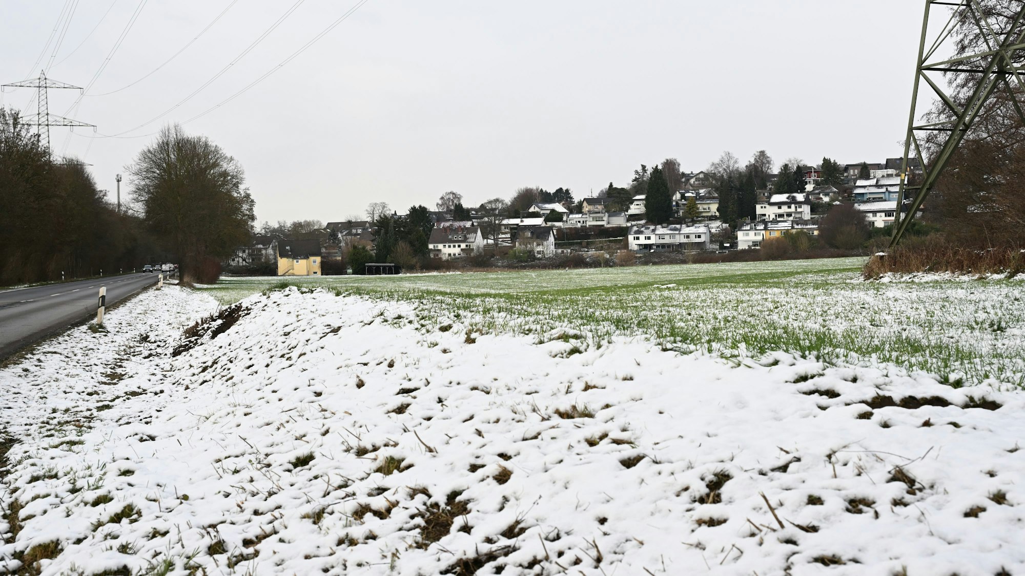 Auf dem geplanten Gewerbegebiet in Rambrücken liegt Schnee.
