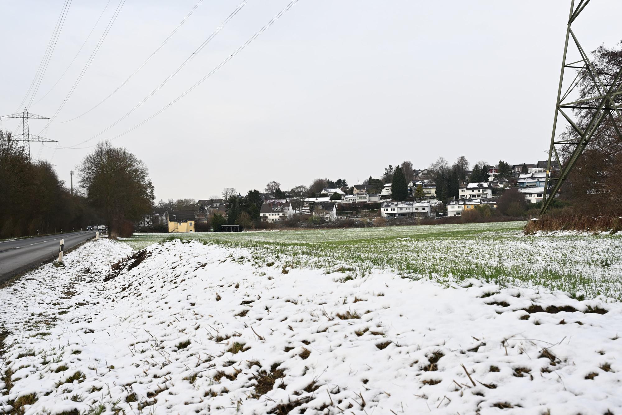 Direkt an der Sülztalstraße (links) liegt das Gelände für das geplante Gewerbegebiet bei Rambrücken (im Hintergrund).