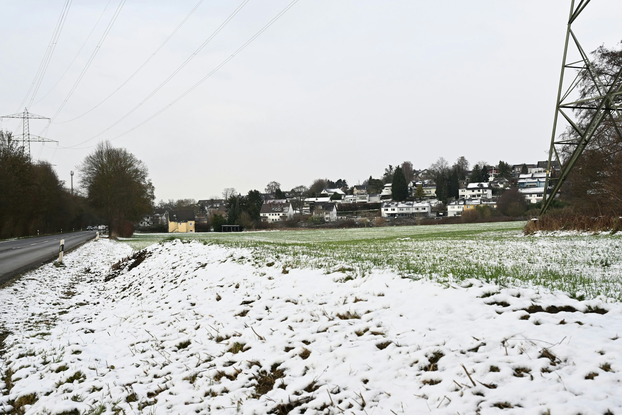 Direkt an der Sülztalstraße (links) liegt das Gelände für das geplante Gewerbegebiet bei Rambrücken (im Hintergrund).