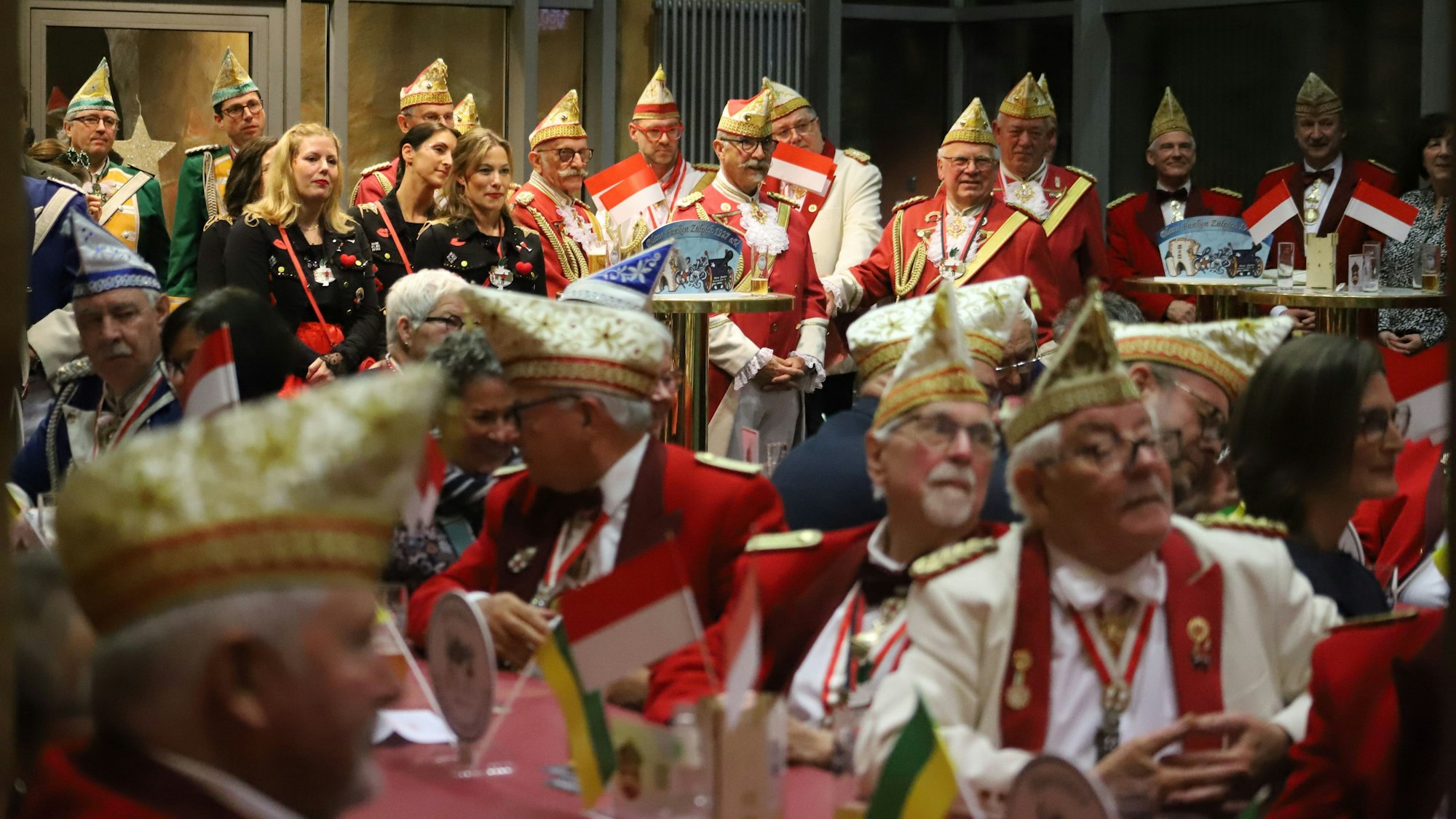 Aufnahme in der Martinskirche, auf der das Bild von Karnevalisten und Karnevalistinnen wimmelt