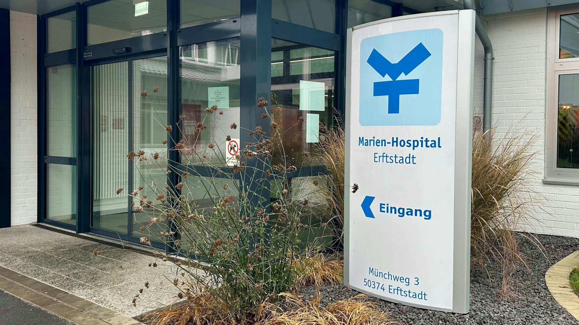 Zu sehen ist der Eingang des Marien-Hospitals Erftstadt.