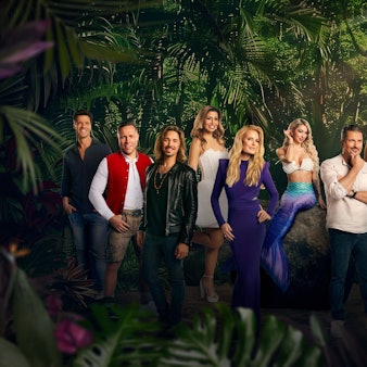 Moderator Jan Köppen und Sonja Zietlow erwarten neue Promis zu Dschungelprüfungen.