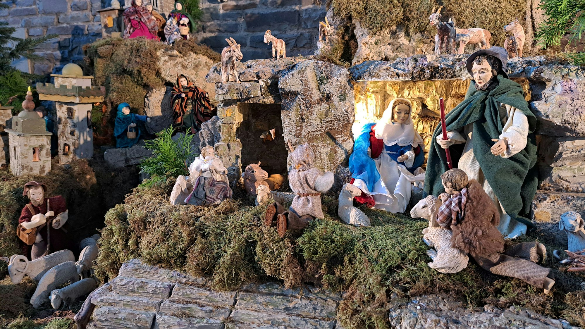 Die Heilige Familie hat in der Krippe in St. Servatius Hoffnungsthal Zuflucht in einer Höhle gefunden.