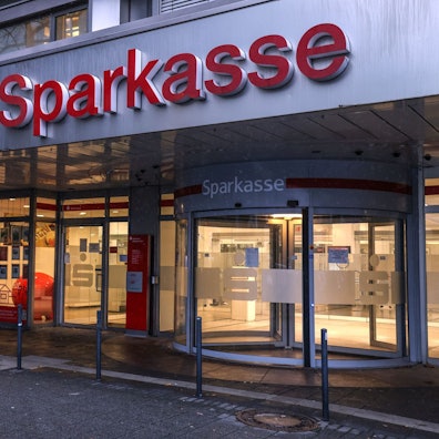 Die Sparkassen-Filiale, deren Schließfächer ausgeräumt wurden, bleibt vorerst geschlossen. (Archivbild)