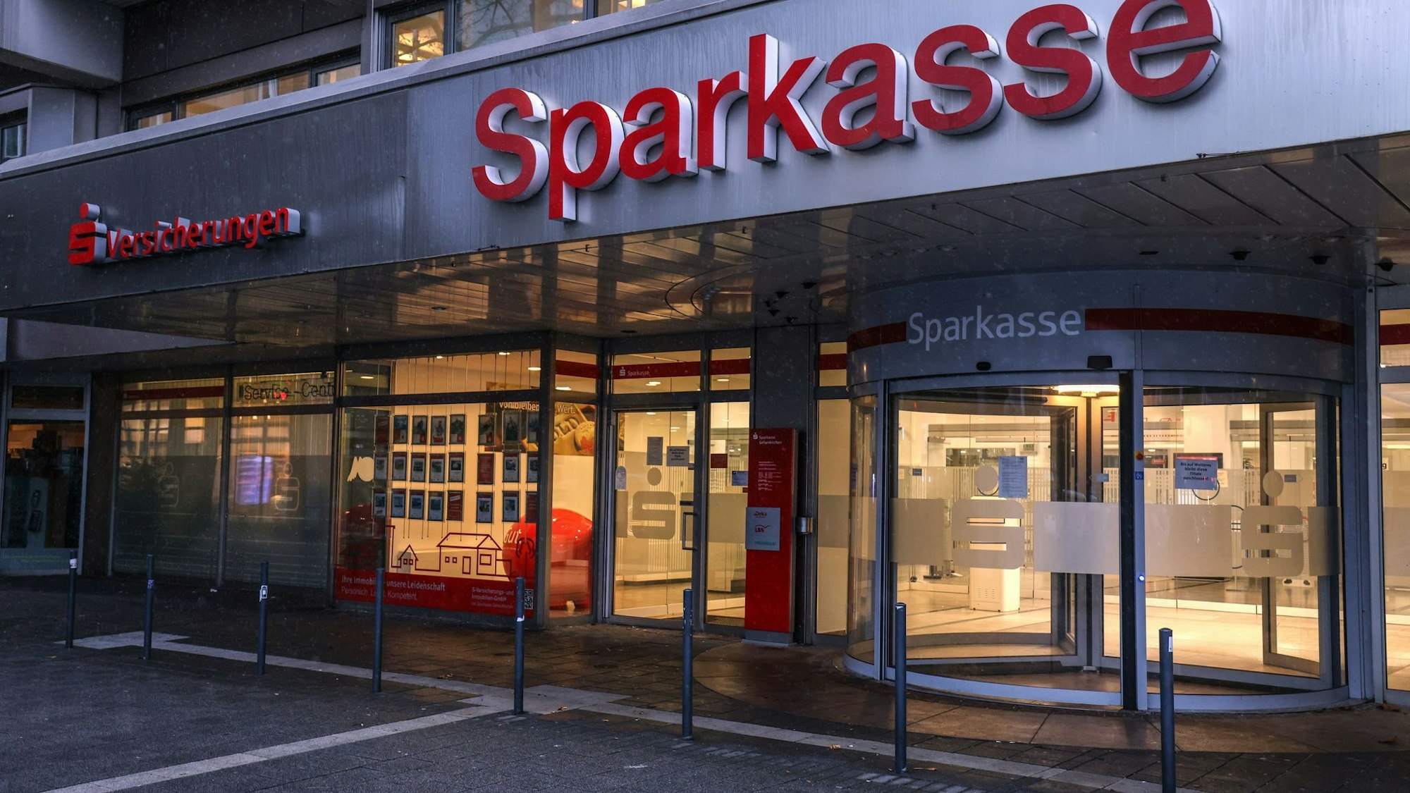 Die Sparkassen-Filiale, deren Schließfächer ausgeräumt wurden, bleibt vorerst geschlossen. (Archivbild)