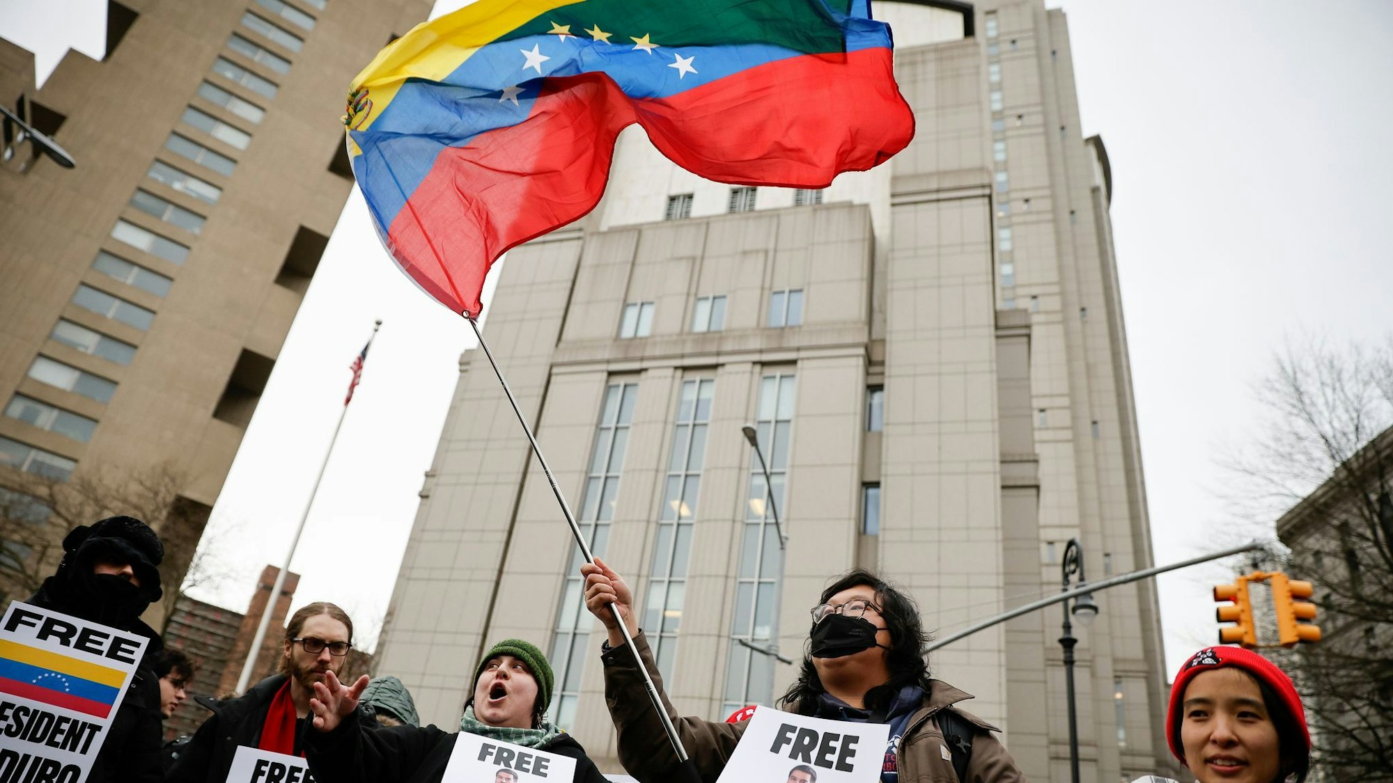 Vor dem Gerichtsgebäude solidarisierten sich viele Unterstützer mit Maduro.