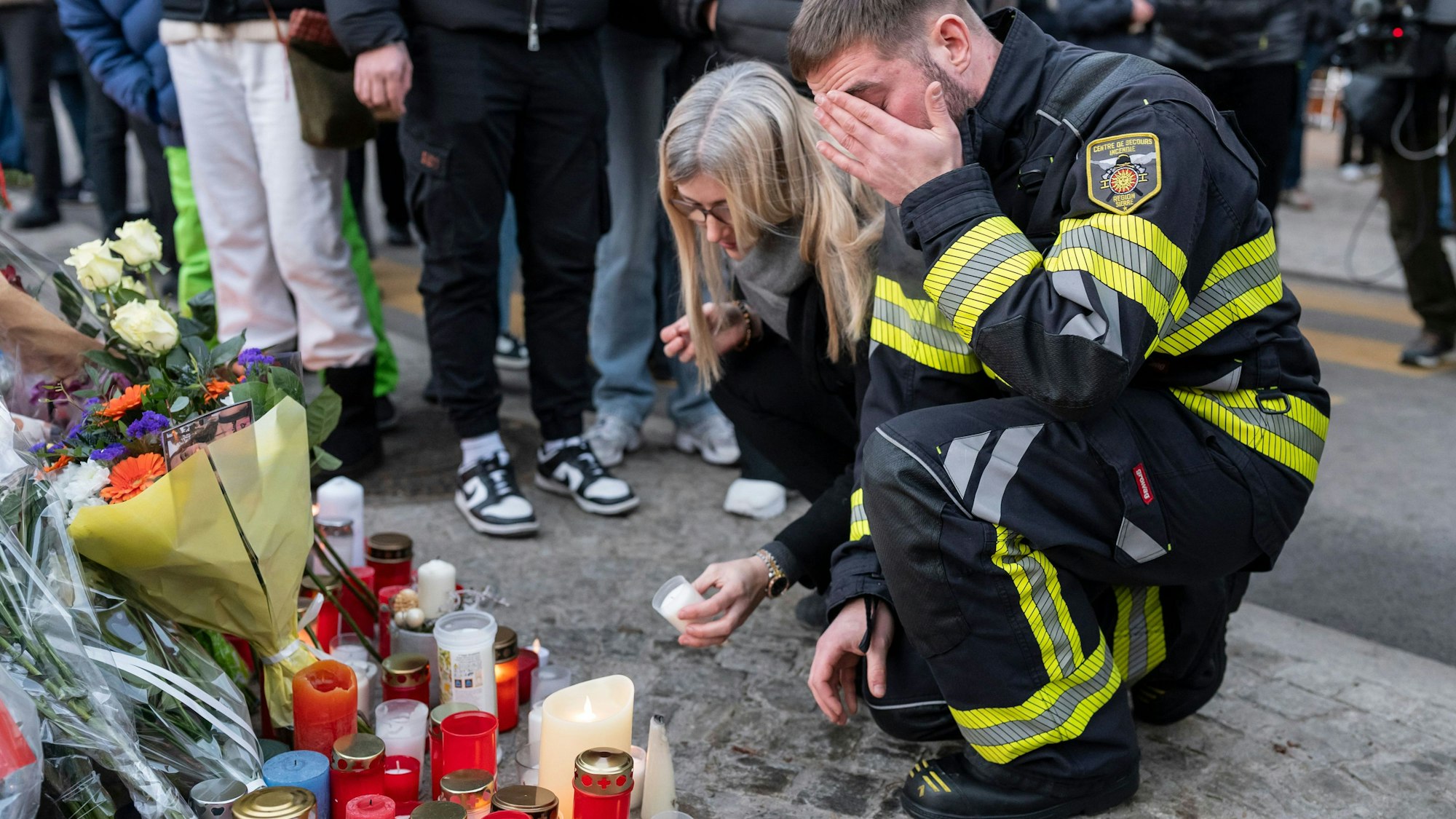 Ein Feuerwehrmann gedenkt vor der Bar „Le Constellation“ der Opfer des Feuers, das während einer Silvesterparty ausgebrochen war.