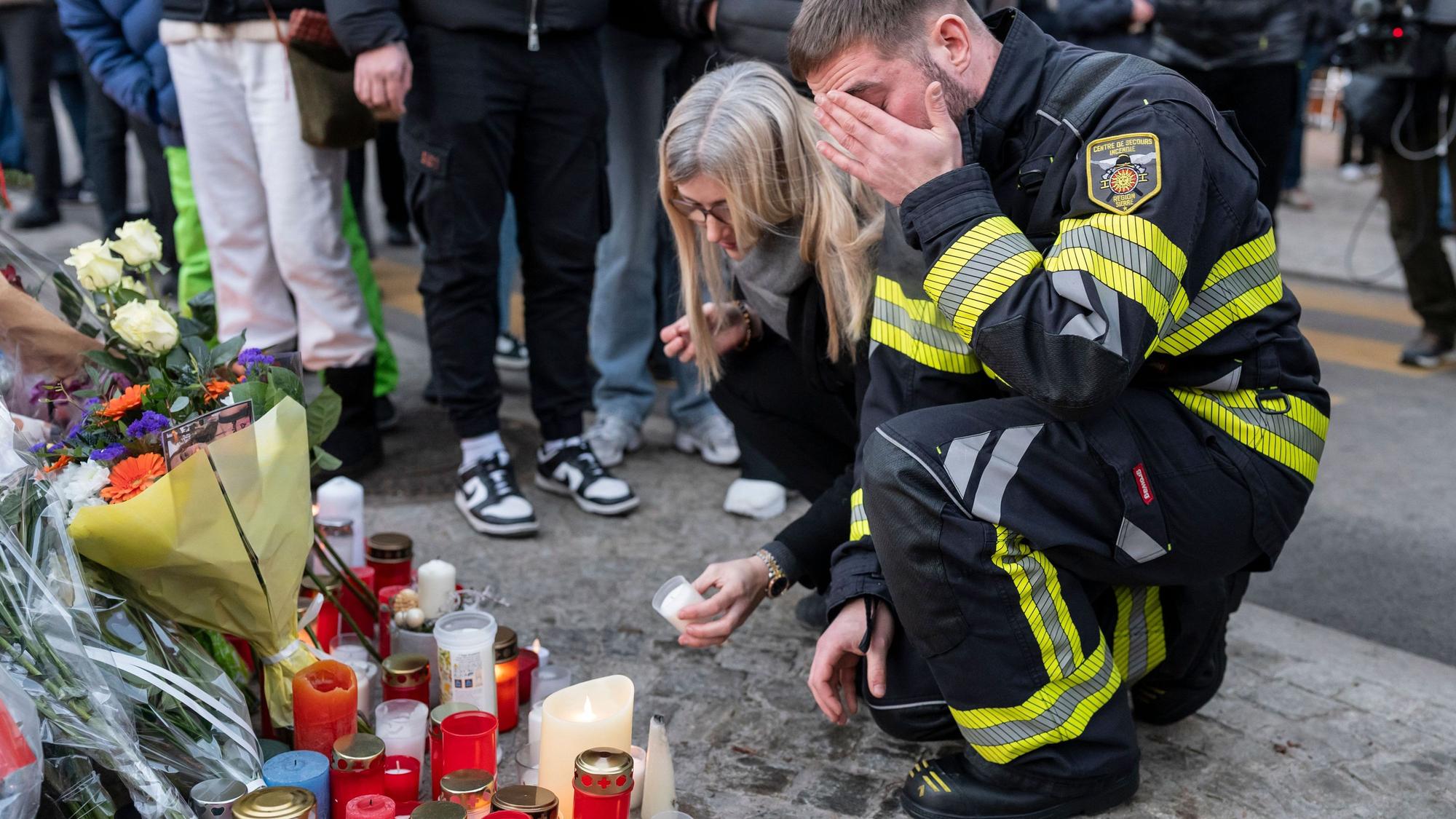 Ein Feuerwehrmann gedenkt vor der Bar „Le Constellation“ der Opfer des Feuers, das während einer Silvesterparty ausgebrochen war.