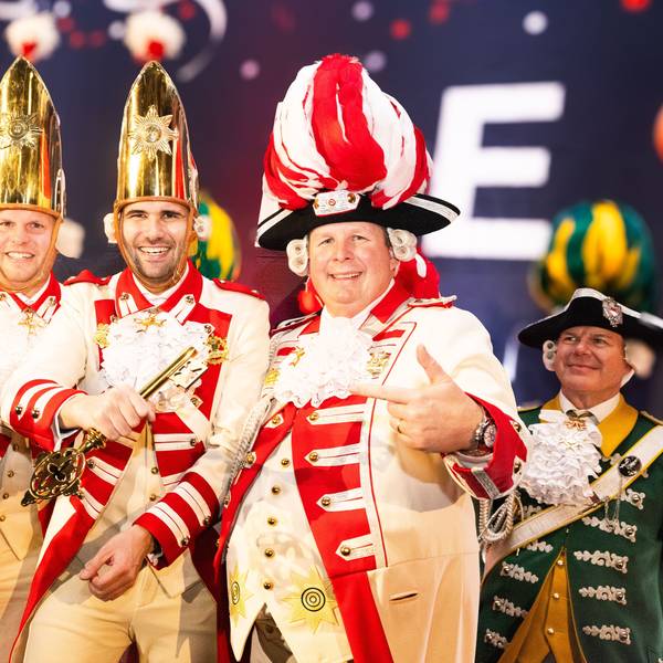 Hoteldirektor Holger Hess überreicht dem designierten Dreigestirn den goldenen Schlüssel.
