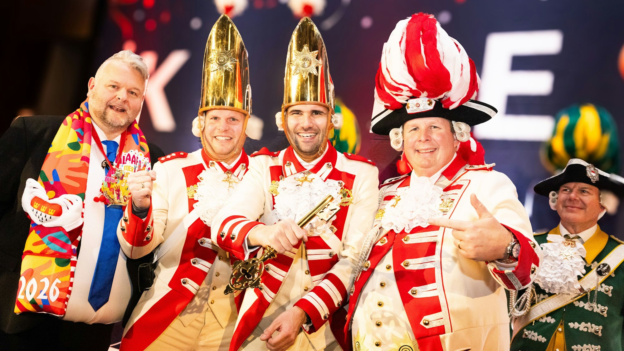 Hoteldirektor Holger Hess überreicht dem designierten Dreigestirn den goldenen Schlüssel.