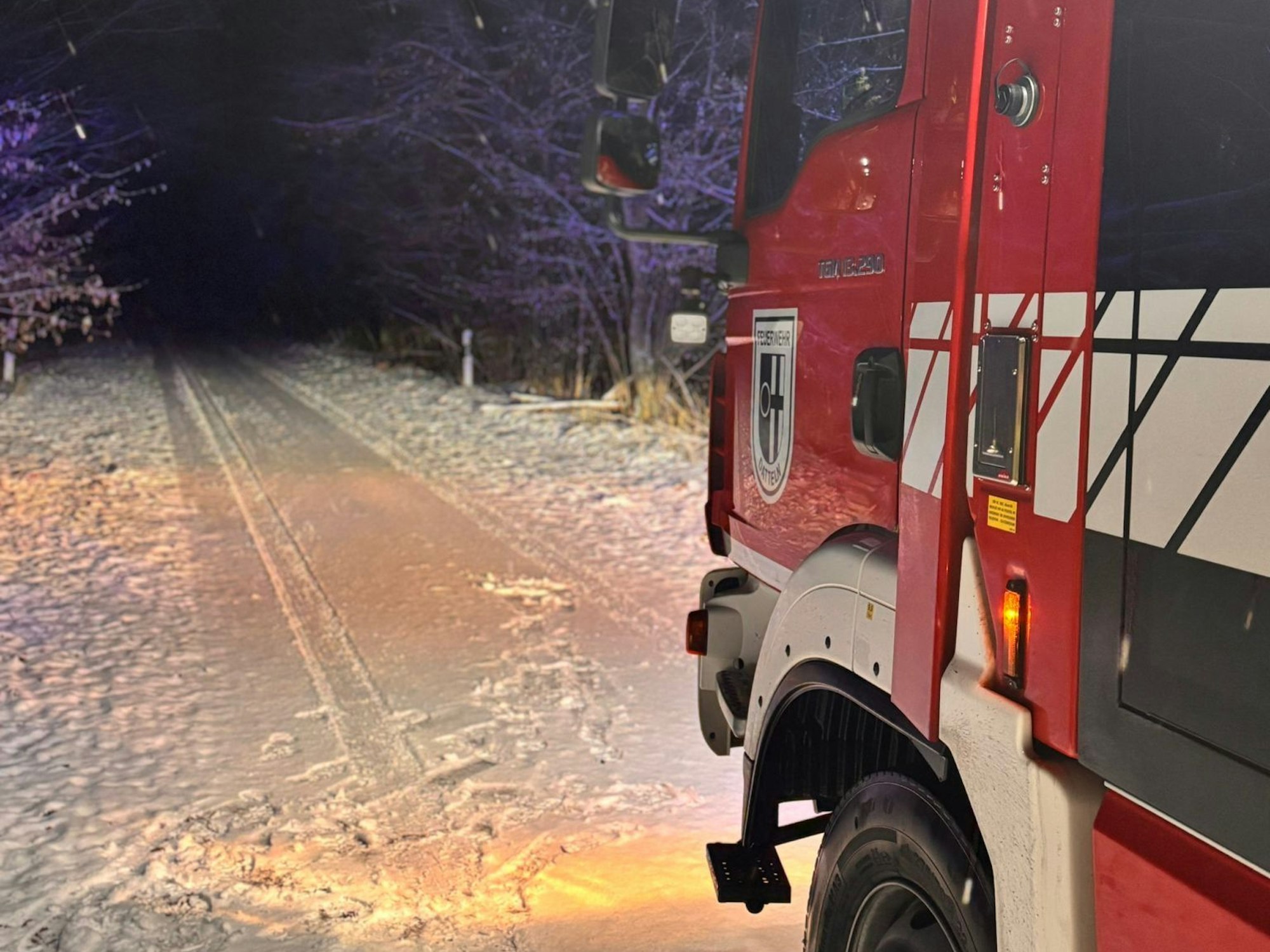 Ein Einsatzfahrzeug der Feuerwehr Datteln suchte nach einer vermissten Reiterin.