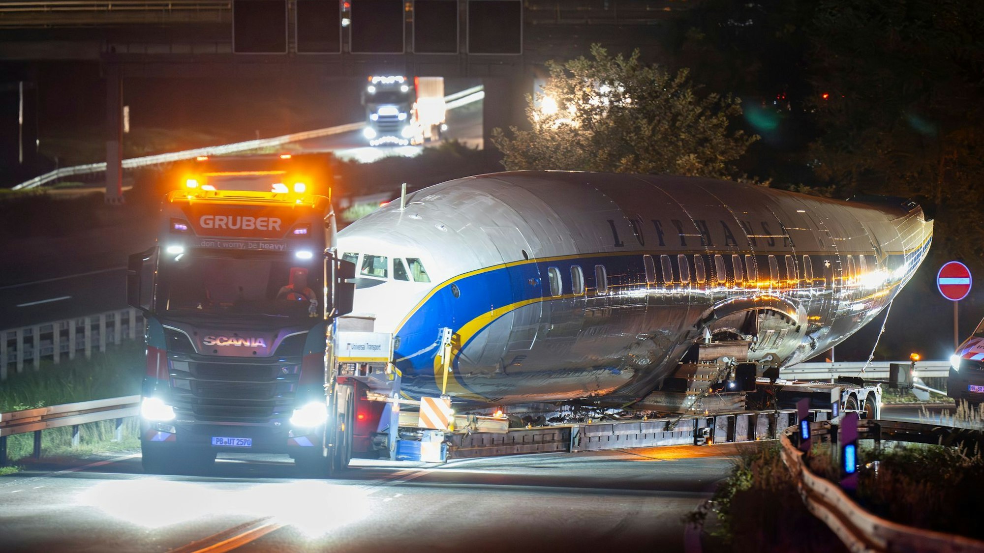 Die nicht mehr flugfähige Constellation Super Star wird über die Straße zum «Hangar One» am Frankfurter Flughafen geschleppt. Das Flugzeug steht für das Ende von Propeller-Flugzeugen auf der Langstrecke. (Archivbild)