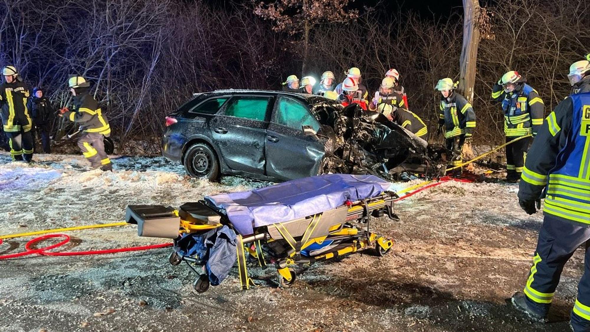 Die Feuerwehr befreite einen schwer verletzten 37-Jährigen aus seinem Fahrzeug, nachdem er wegen Glätte auf der L770 in Petershagen von der Straße abgekommen und gegen zwei Bäume geprallt war.