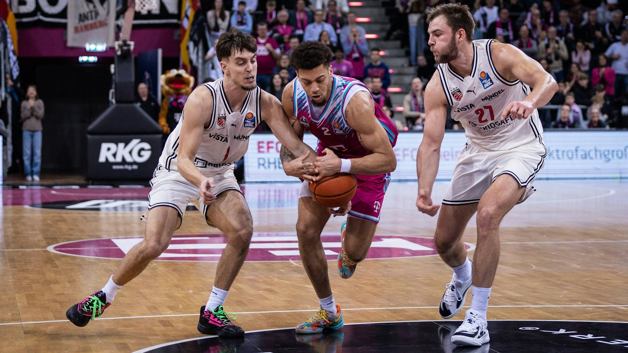 Bonns Alijah Comithier setzt sich gegen Bambergs Zachary Ensminger (oben rechts, links) und Moritz Krimmer (rechts) durch.