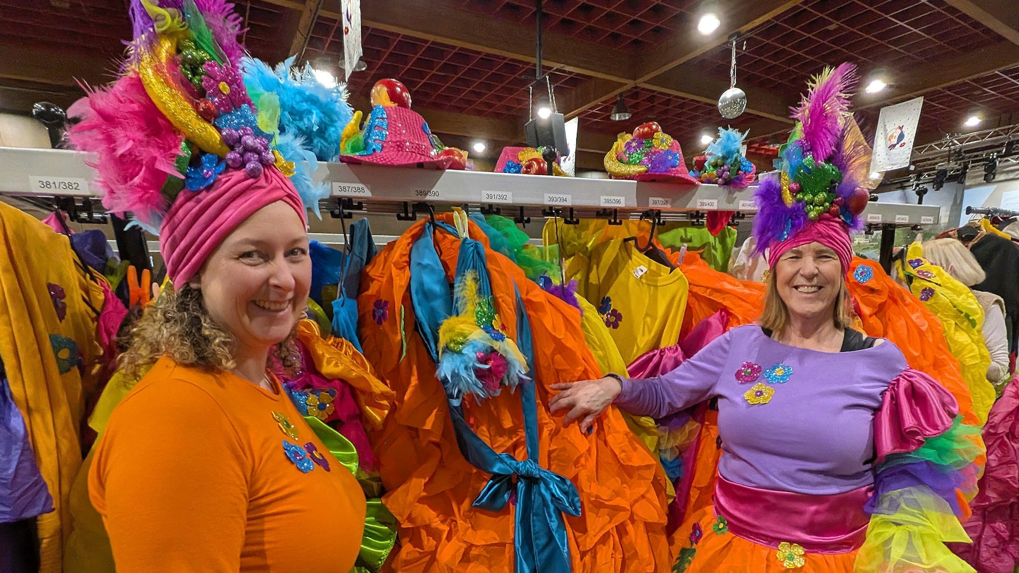 Jennifer Stotzem (links) und ihre Mutter Helene Keldenich präsentierten die Kostüme, mit denen der Karnevalsverein Spaßvögel 2025 durch Walberberg gezogen war.