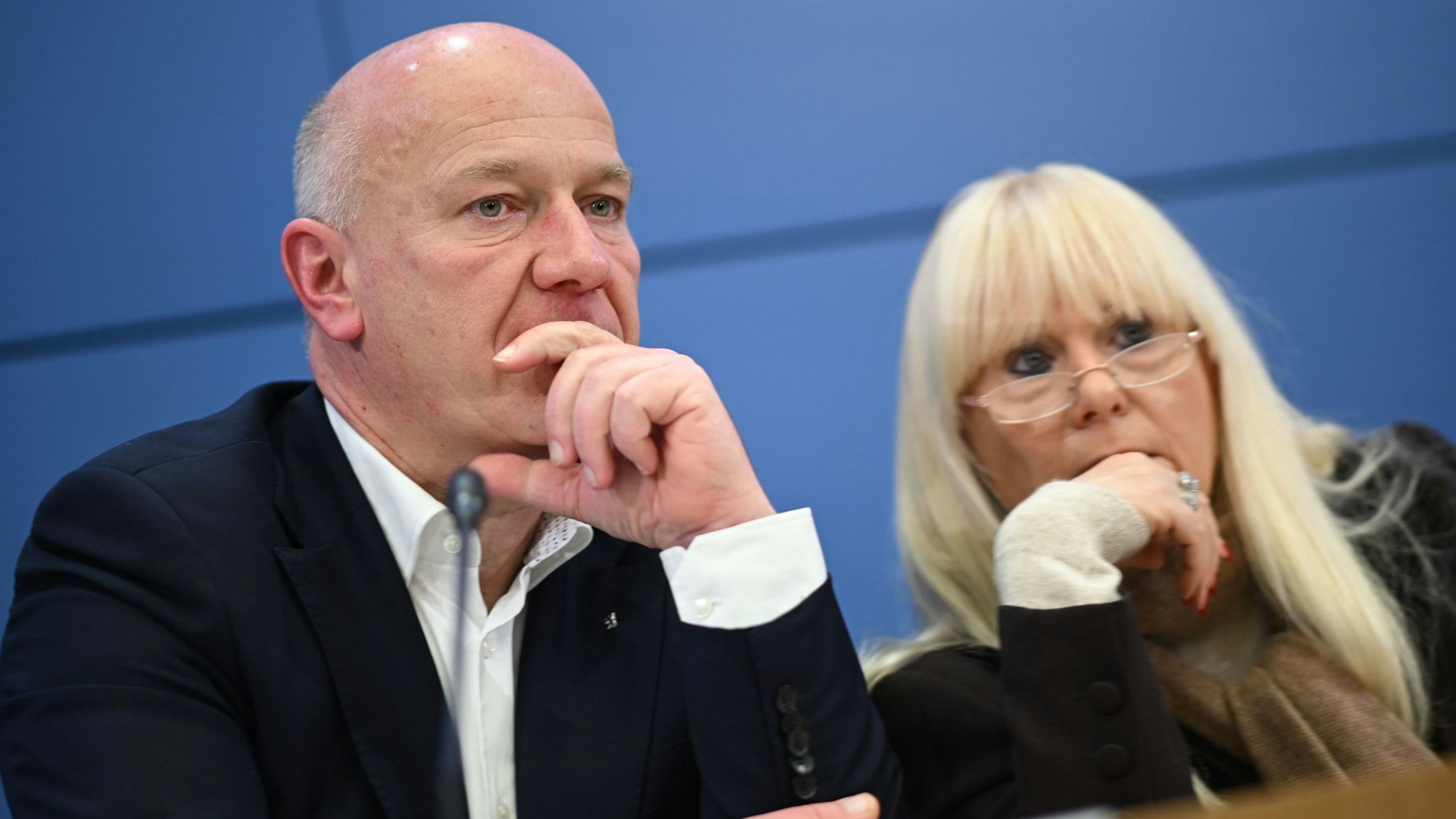 Das Bild zeigt den Regierenden Bürgermeister Berlins, Kai Wegner (CDU), und Iris Spranger (SPD), Senatorin für Inneres und Sport, beim Pressebriefing zum Anschlag auf das Berliner Stromnetz. Foto: Britta Pedersen/dpa