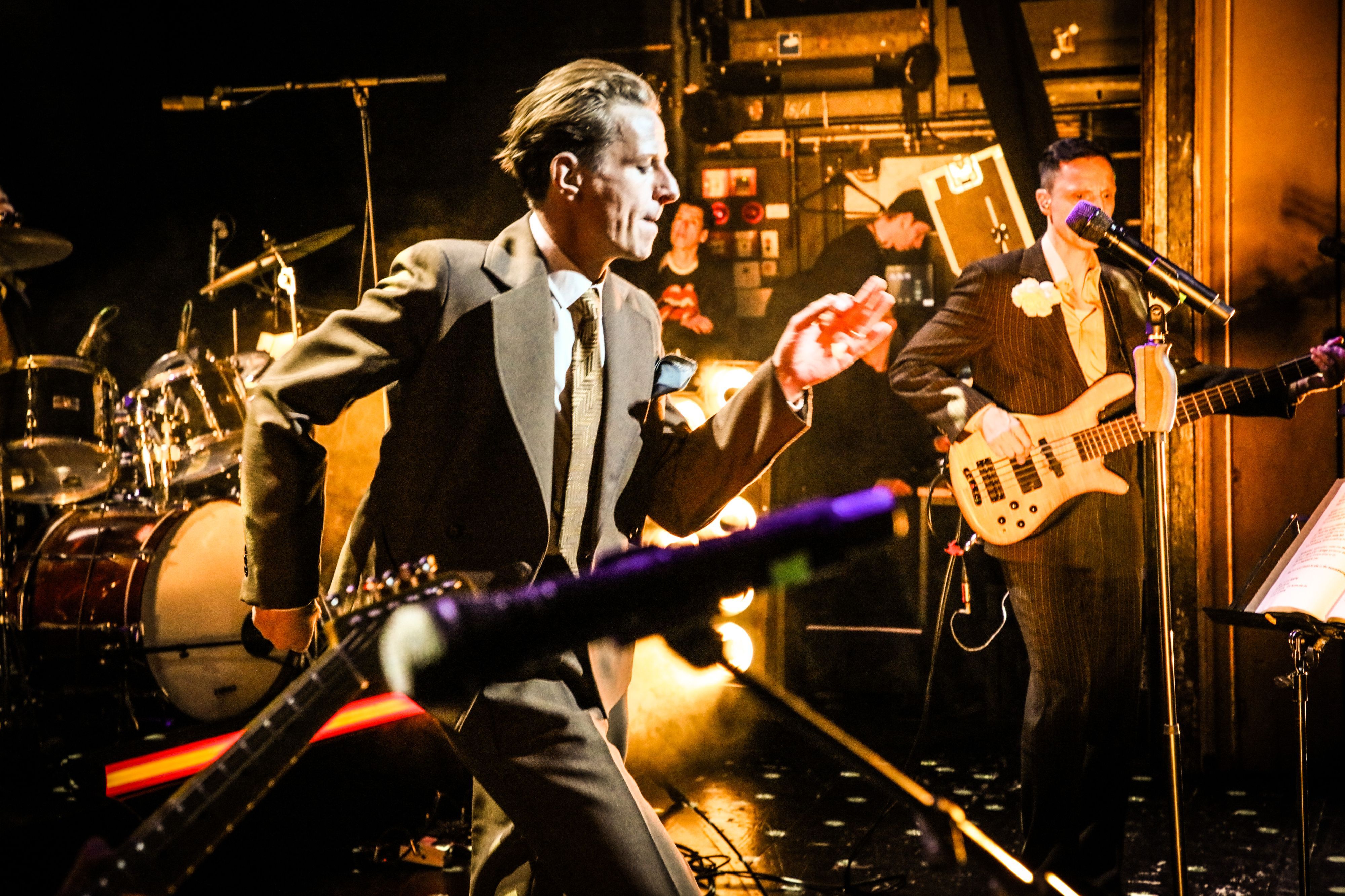 BERLINER ENSEMBLE: "Heroes" Alexander Scheer singt David Bowie