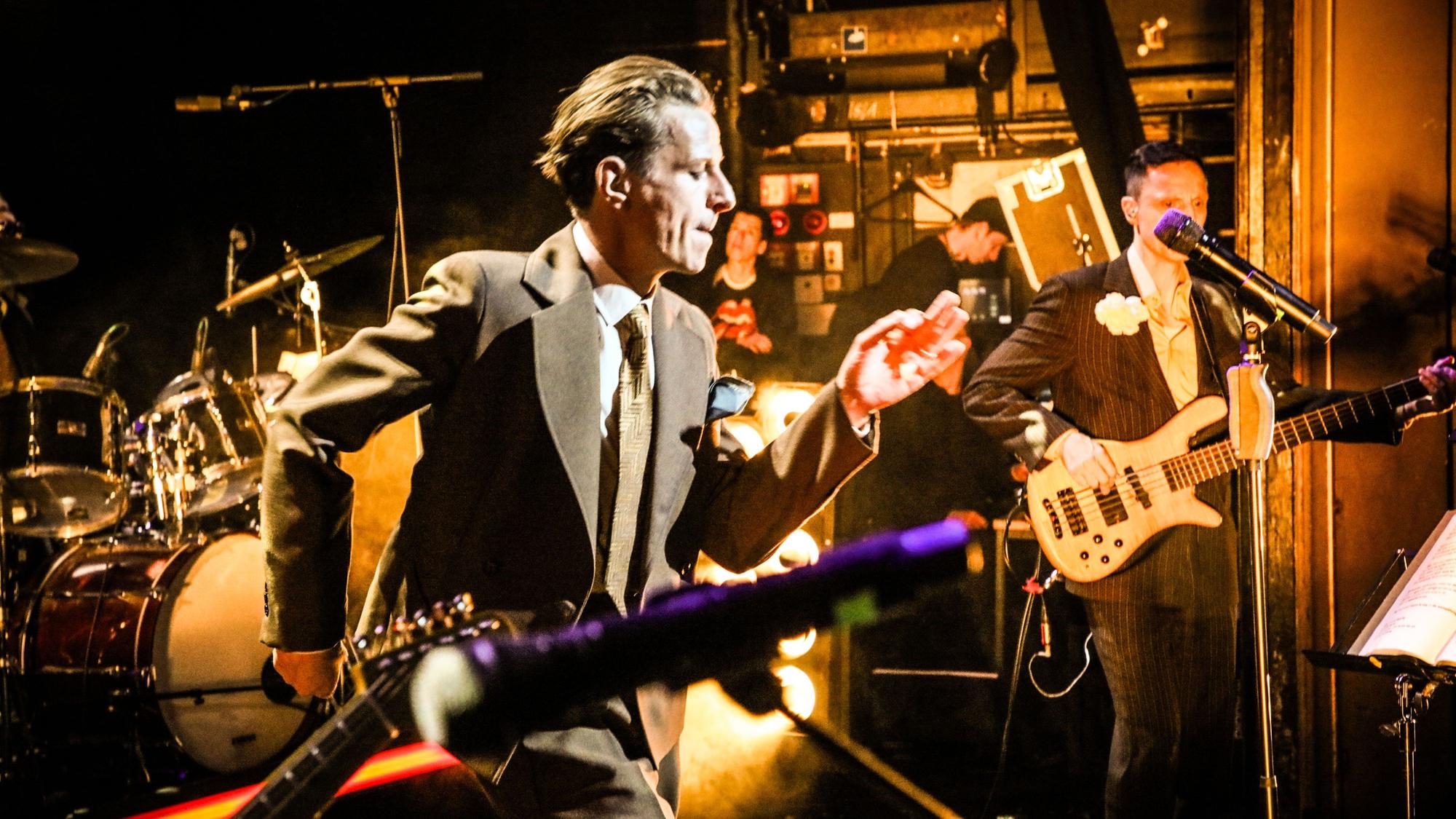 BERLINER ENSEMBLE: "Heroes" Alexander Scheer singt David Bowie