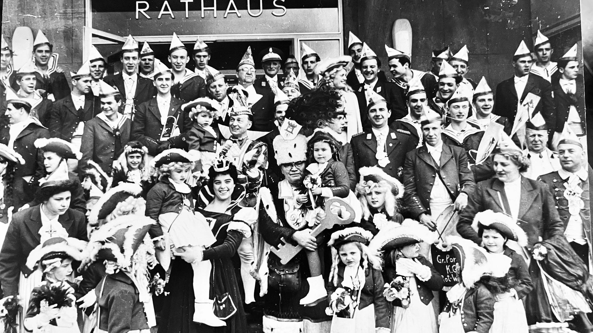 Fotos und Repros zu 100 Jahre Große Porzer KG