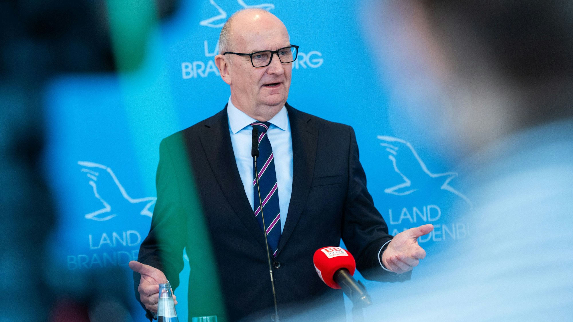 Dietmar Woidke (SPD), Ministerpräsident von Brandenburg, spricht in der Staatskanzlei von Brandenburg bei einer Stellungnahme zur Koalitionskrise.