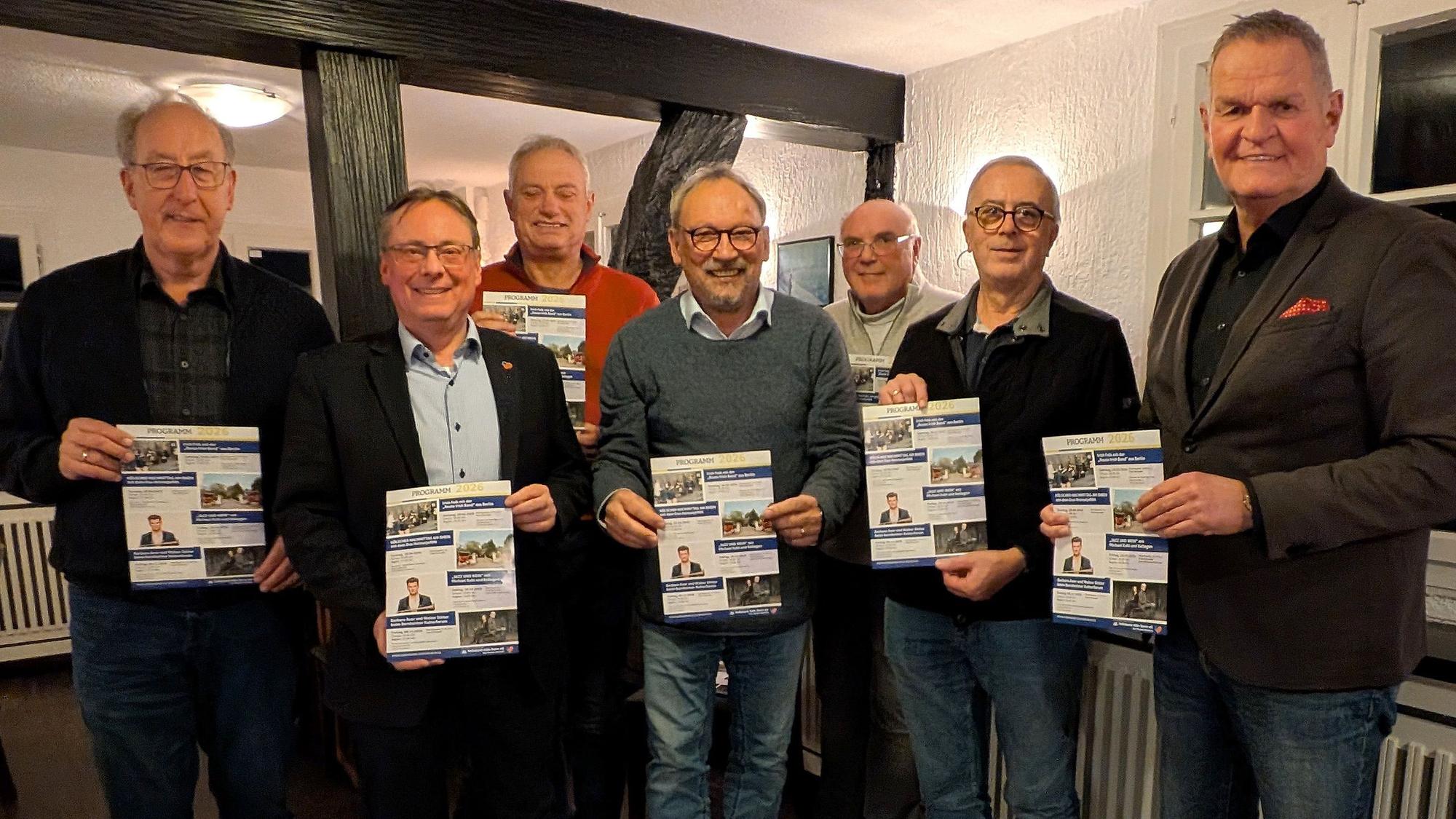 Der Vorstand des Bornheimer Kulturforums stellte in den Widdiger „Rheinterrassen" das Jahresprogramm 2026 vor (von links): Gerhard-Josef Brühl, Walter Klemmer, Willi Over, Wolfgang Henseler, Wolfgang Raschke, Bernd Weber und Uli Boos.