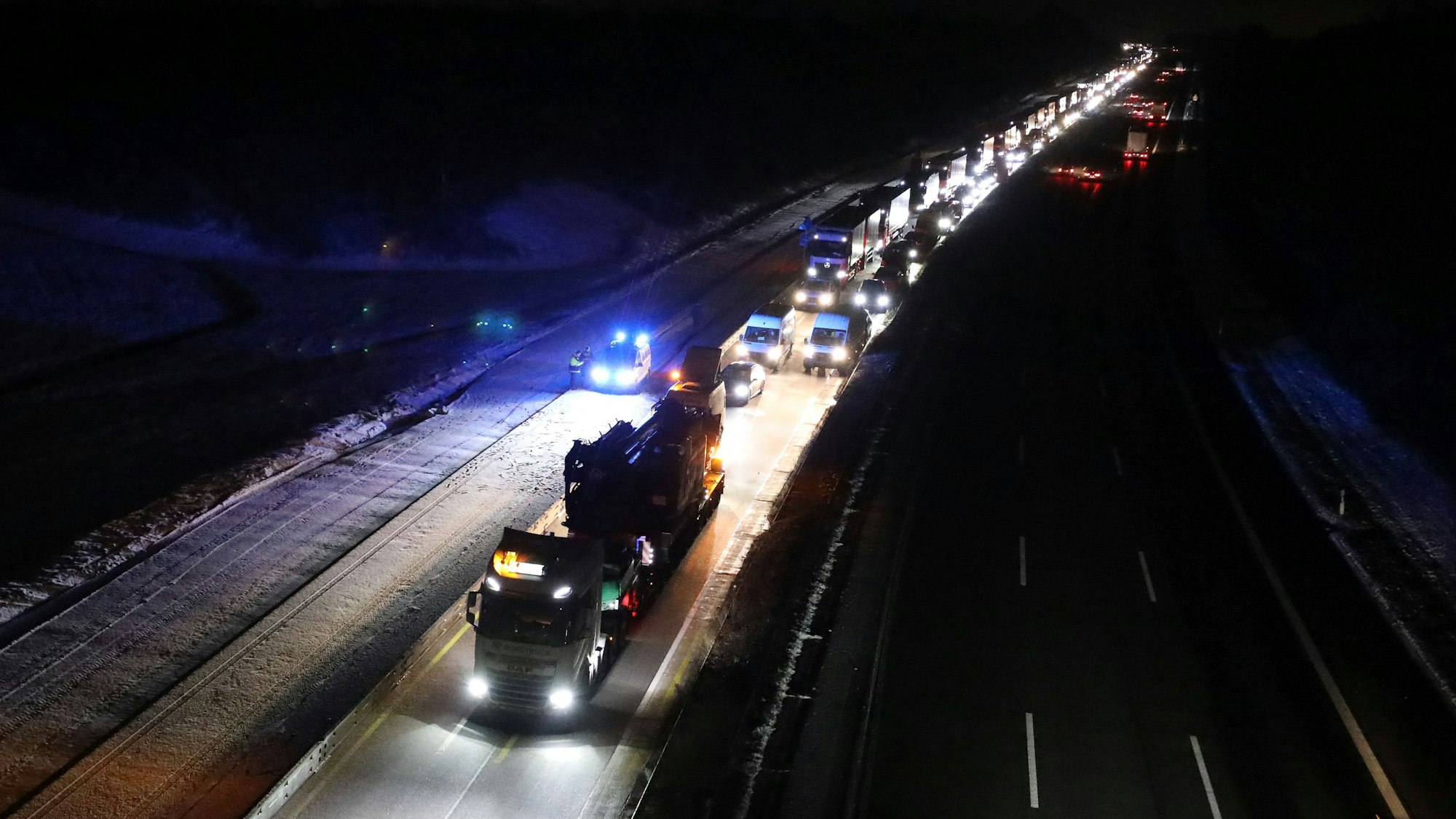 Hinter dem blockierenden Schwertransporter bildete sich in den Morgenstunden ein langer Stau.