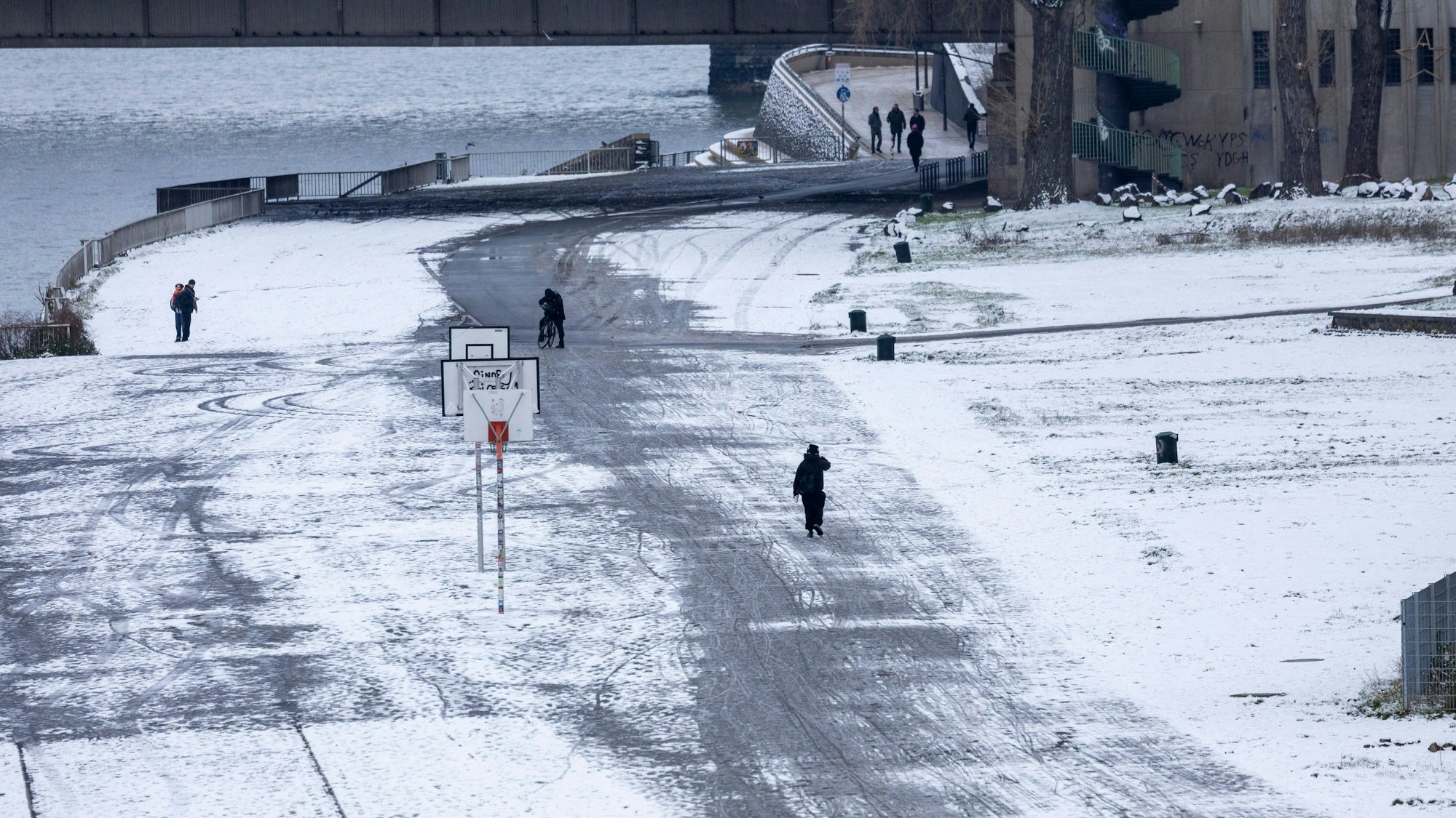 Eisiges Vergnügen: Spaziergänger auf der Deutzer Werft.