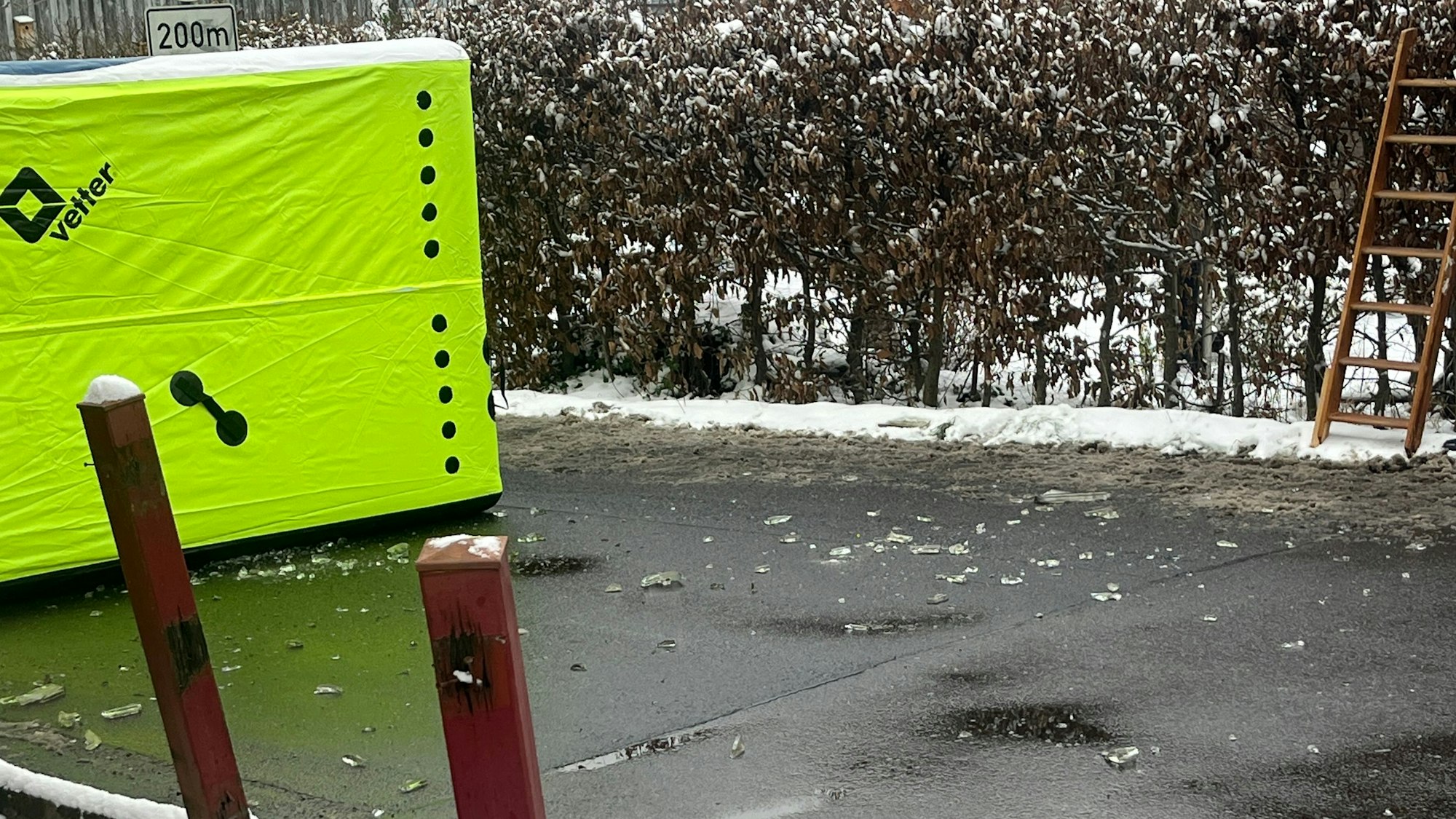 Glasscherben, die der 18-Jährige herunterwarf, landeten auf der Straße und dem aufgebauten Sprungkissen.