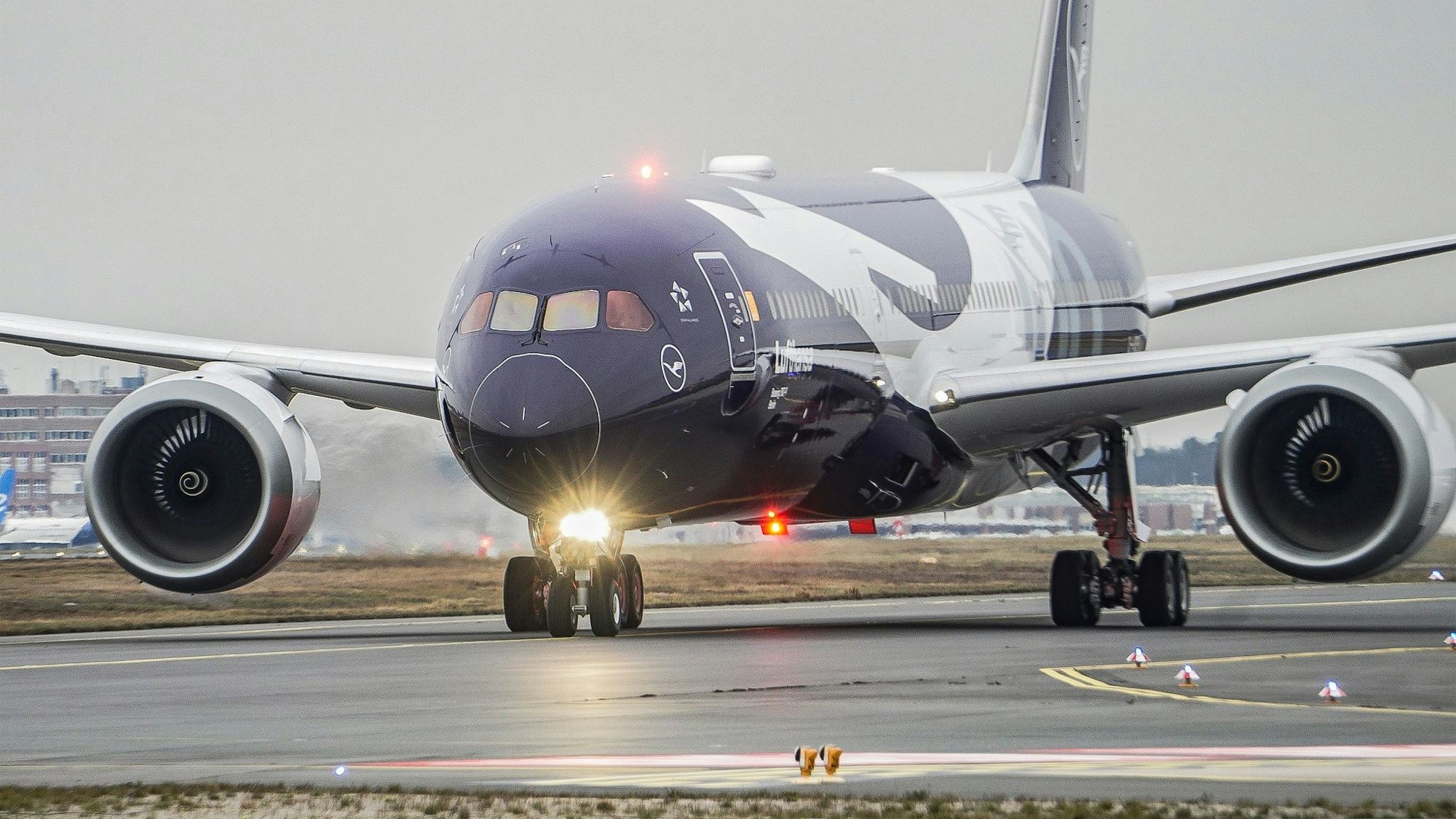 Die Lufthansa schickt zum 100. Jahrestag sechs Jets in einer Sonderlackierung auf die Strecke.