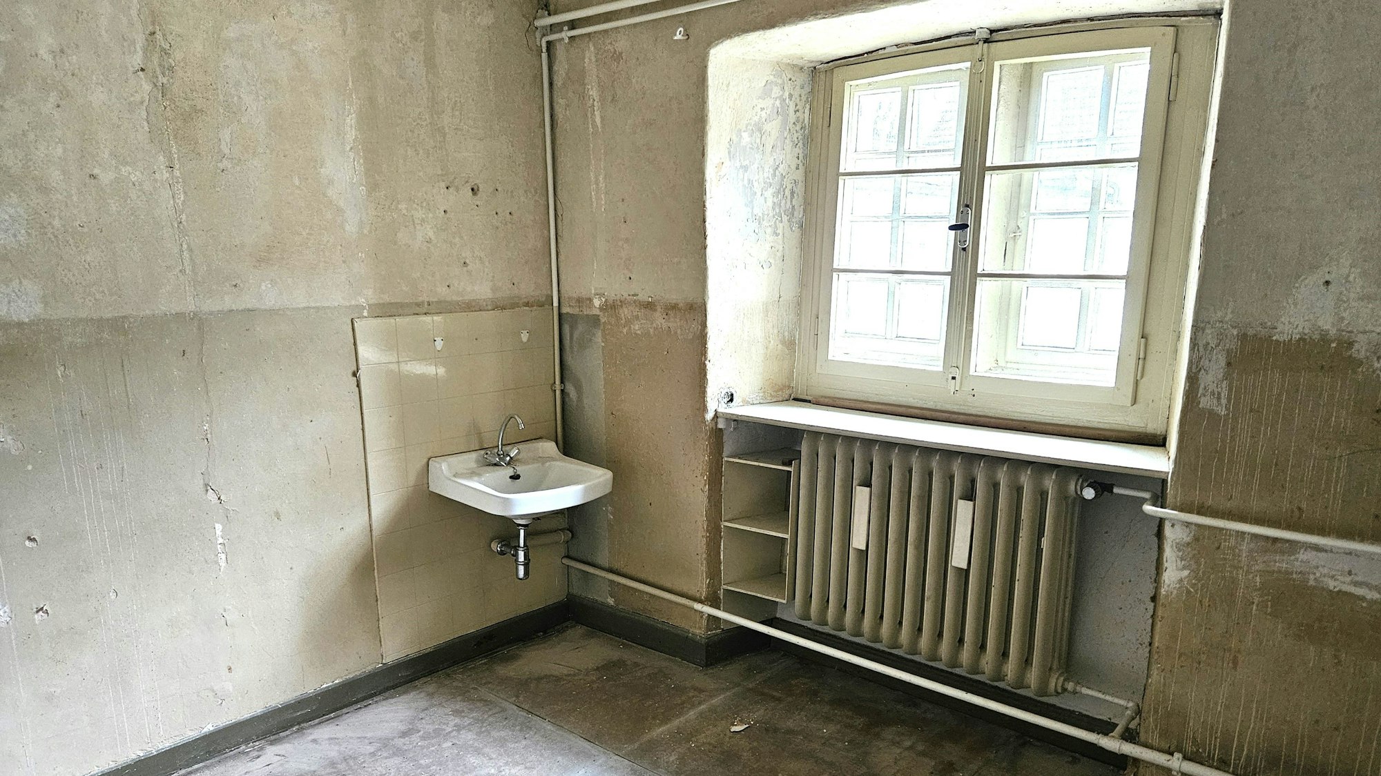 Blick in ein Zimmer ohne Tapete und Bodenbelag.