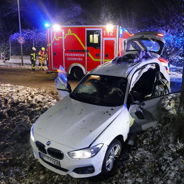 Bei einem Unfall auf der Wahnbachtalstraße in Siegburg sind am Montagabend (5. Januar) vier Menschen verletzt worden.