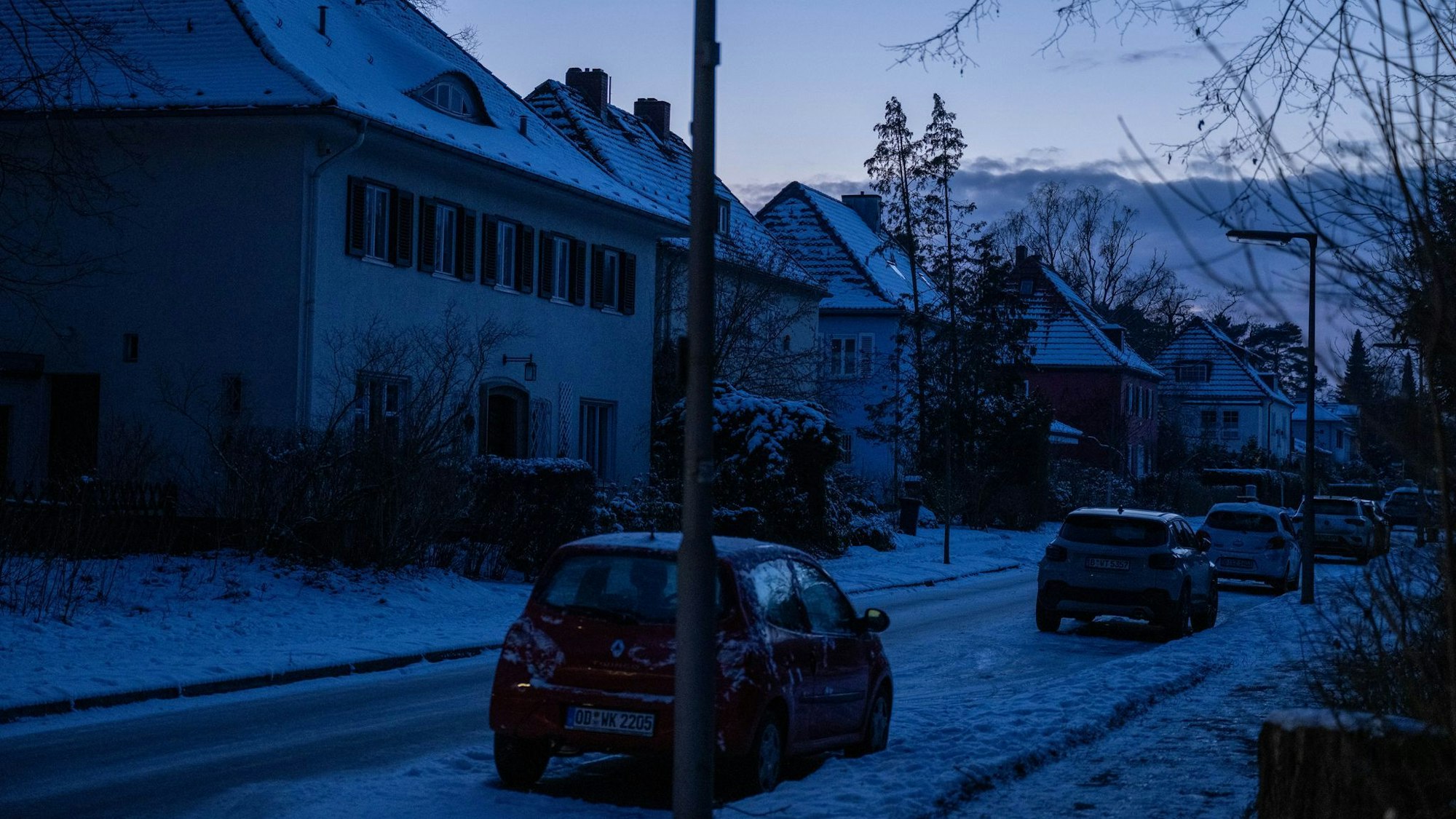 Viele Haushalte im Südwesten Berlins sind die dritte Nacht in Folge ohne Strom.