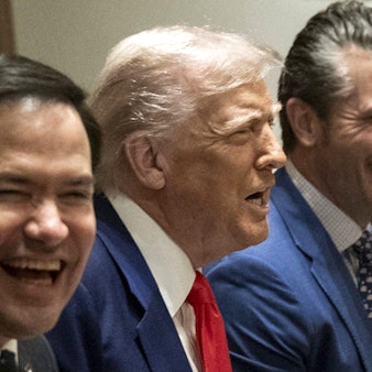 Gute Laune in Washington: US-Präsident Donald Trump (M.) zusammen mit Außenminister Marco Rubio (l.) und Verteidigungsminister Pete Hegseth. (Archivbild)