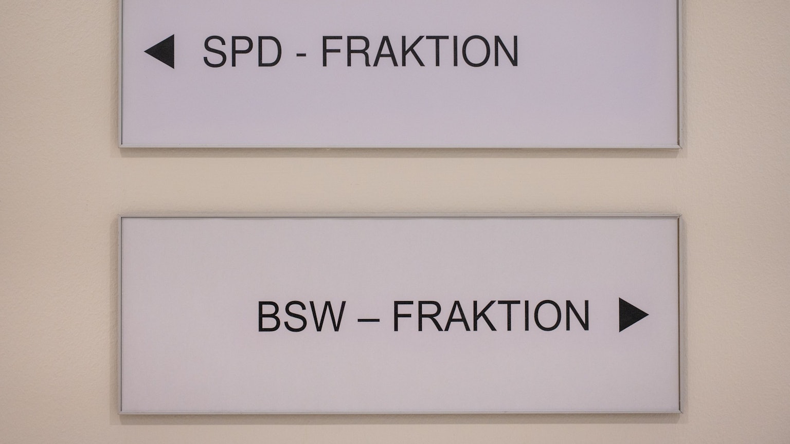 06.01.2026, Brandenburg, Potsdam: Im Landtag von Brandenburg hängen Wegweiser mit der Aufschrift „SPD-Fraktion“ und „BSW-Fraktion“.