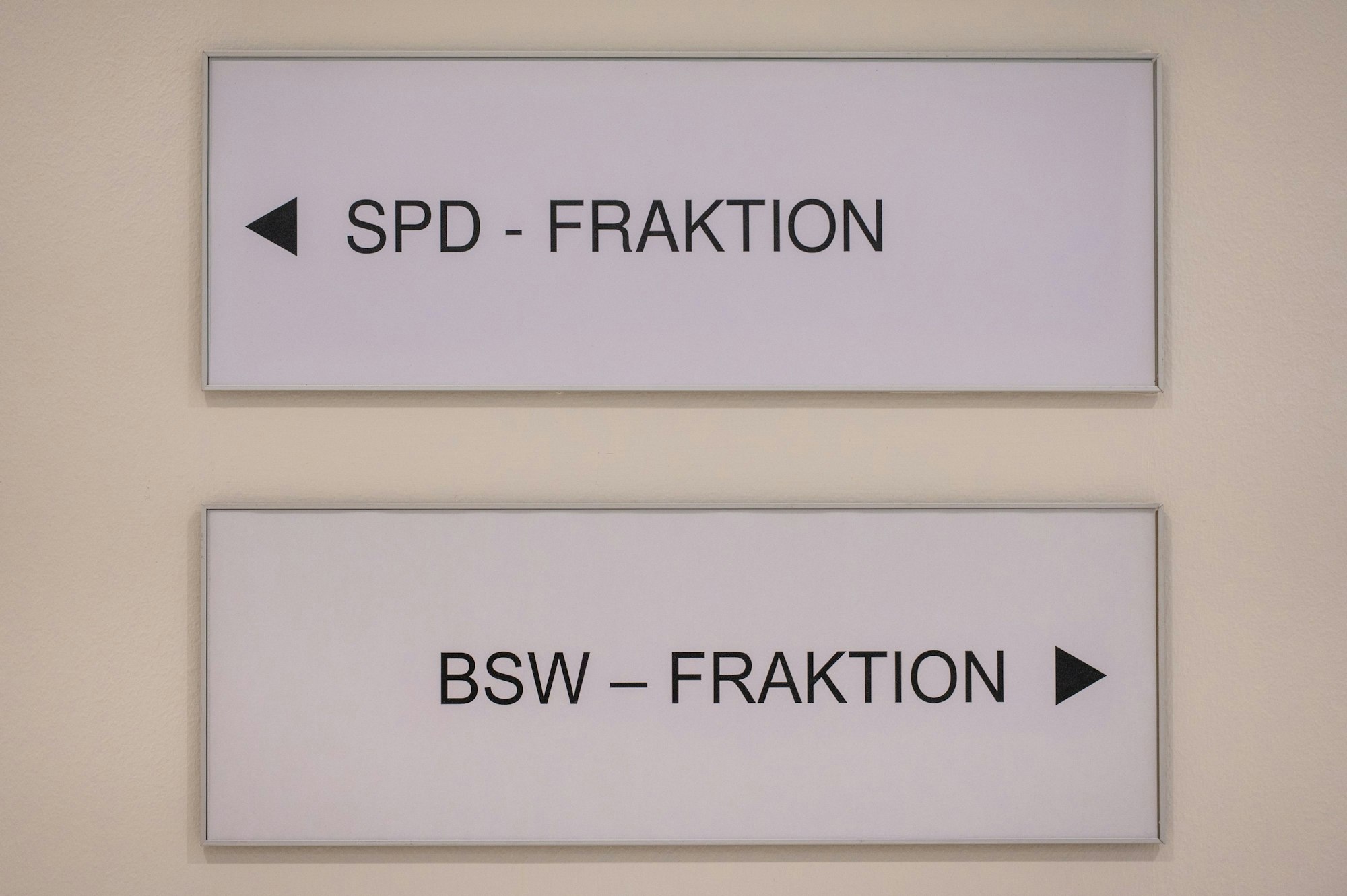 06.01.2026, Brandenburg, Potsdam: Im Landtag von Brandenburg hängen Wegweiser mit der Aufschrift „SPD-Fraktion“ und „BSW-Fraktion“.