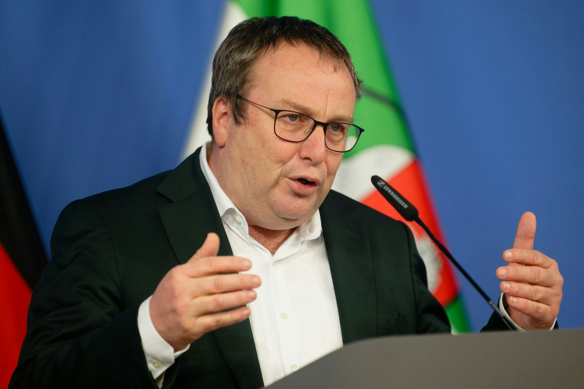 Glaubt, dass das Eezy-Ticket künftig noch deutlich häufiger genutzt wird: NRW-Verkehrsminister Oliver Krischer (Grüne). (Archivbild)