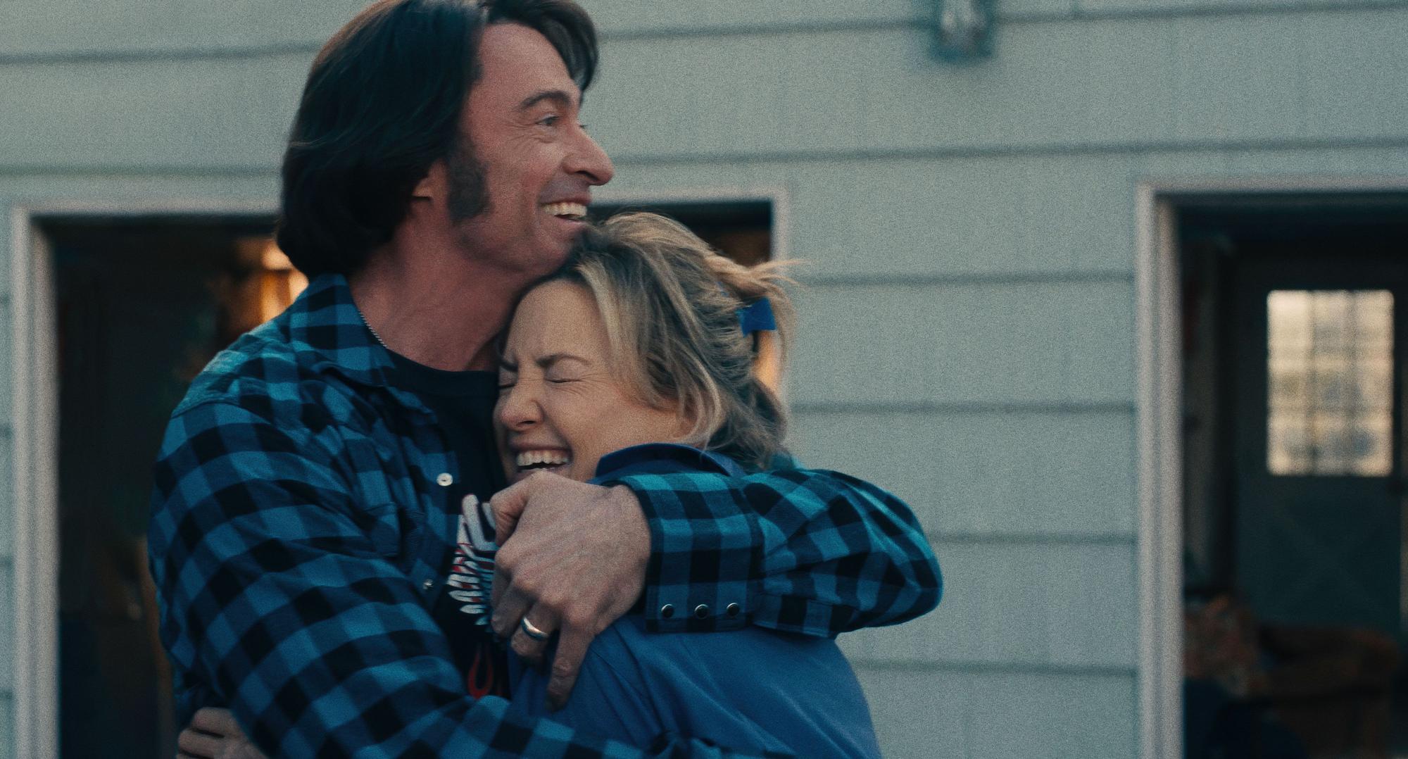 Kate Hudson (r) als Claire Sardina und Hugh Jackman als Mike Sardina in einer Szene des Films „Song Sung Blue“