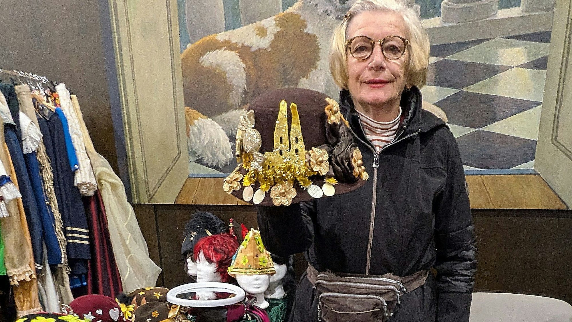 Doris Hilger aus Bliesheim mit ihren Hut-Kreationen.